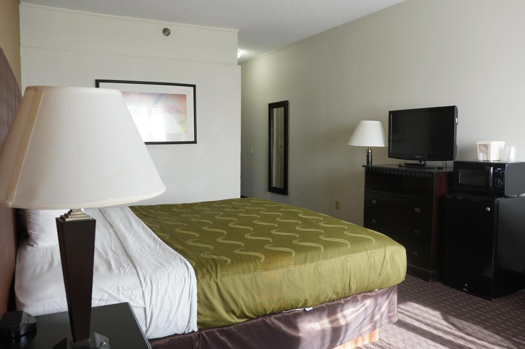 American Inn & Suites Waterford Room photo